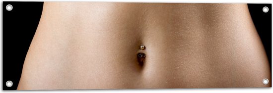 Tuinposter – Navelpiercing in Buik met Smalle Taille - 90x30 cm Foto op Tuinposter (wanddecoratie voor buiten en binnen)