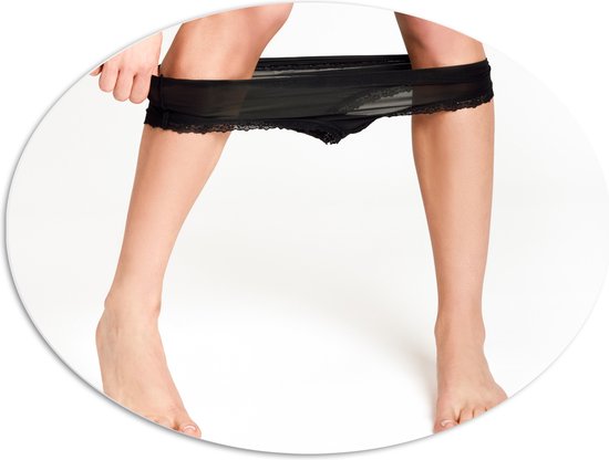 PVC Schuimplaat Ovaal - Ondergoed op Onderbenen van Vrouw - 80x60 cm Foto op Ovaal (Met Ophangsysteem)