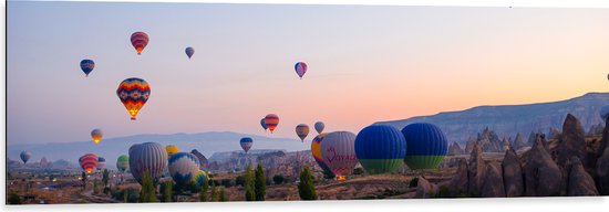 Dibond - Lucht Vol Hete Luchtballonnrn boven Landschap in de Avond - 120x40 cm Foto op Aluminium (Met Ophangsysteem)