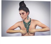 Dibond - Naakte Vrouw met Groene Opvallende Sieraden en Handen voor Borsten - 100x75 cm Foto op Aluminium (Wanddecoratie van metaal)