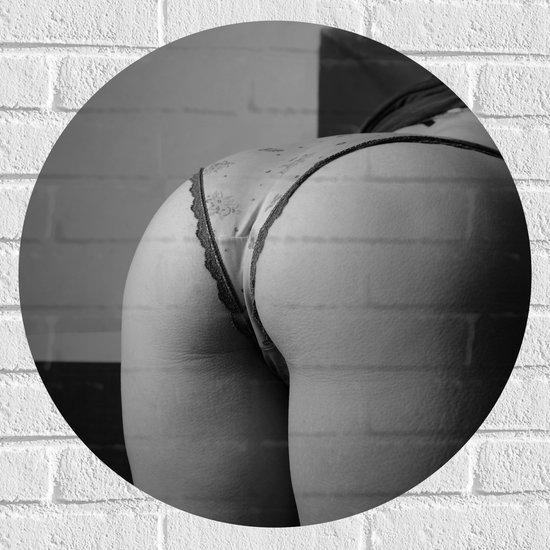 Muursticker Cirkel - Naar Voren Leunende Vrouw in Slipje (Zwart- wit) - 60x60 cm Foto op Muursticker
