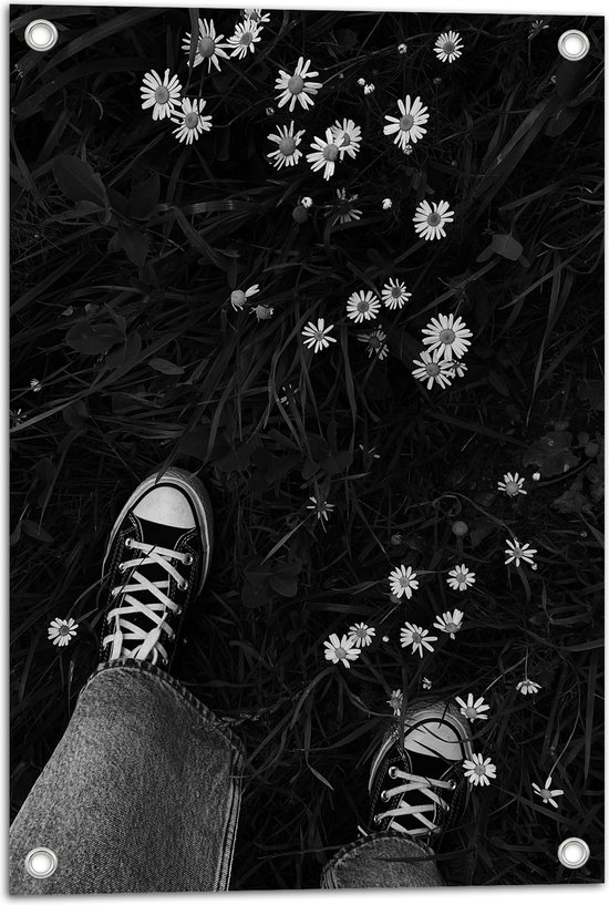 Tuinposter – Sneakers in Bloemenveld van Madeliefjes (Zwart- wit) - 40x60 cm Foto op Tuinposter (wanddecoratie voor buiten en binnen)