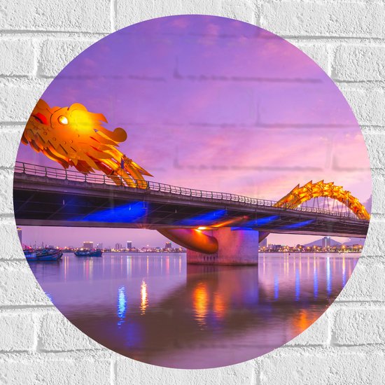 Muursticker Cirkel - Paarse Lucht boven Verlichte Dragon brug in Da Nang, Vietnam - 60x60 cm Foto op Muursticker