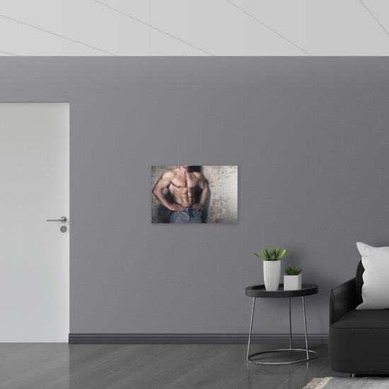 Hout Lichaam van Bodybuilder met Handen in Zij tegen Stenen Muur 75x50 cm 9 mm...