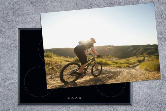 KitchenYeah® Inductie beschermer 77x51 cm - Met de mountainbike over de onverharde weg - Kookplaataccessoires - Afdekplaat voor kookplaat - Inductiebeschermer - Inductiemat - Inductieplaat mat