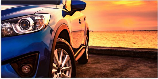 Poster (Mat) - Luxe Blauw Gekleurde Geparkeerde Auto tijdens Zonsondergang - 100x50 cm Foto op Posterpapier met een Matte look