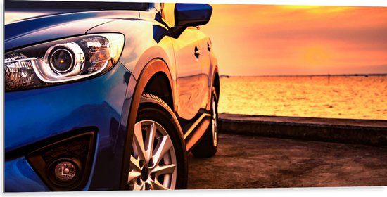 Dibond - Luxe Blauw Gekleurde Geparkeerde Auto tijdens Zonsondergang - 100x50 cm Foto op Aluminium (Met Ophangsysteem)