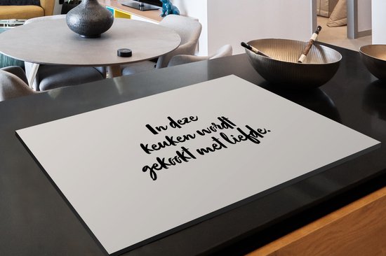 KitchenYeah® Inductie beschermer 85x52 cm - Spreuken - In deze keuken wordt gekookt met liefde - Quotes - Liefde - Koken - Kookplaataccessoires - Afdekplaat voor kookplaat - Inductiebeschermer - Inductiemat - Inductieplaat mat