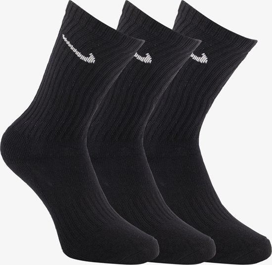 Drie zwarte sportsokken met witte Nike 'swoosh' logo's, op een witte achtergrond.