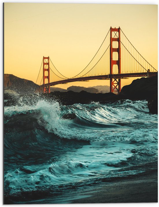 WallClassics - Dibond - Wilde Zee bij Golden Gate Bridge in San Francisco - 60x80 cm Foto op Aluminium (Met Ophangsysteem)