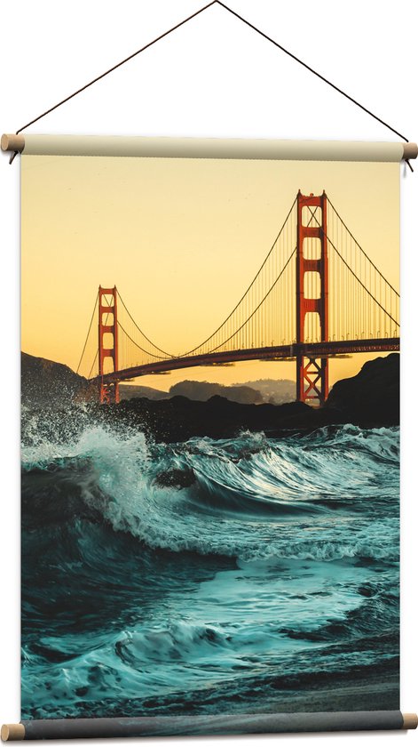 WallClassics - Textielposter - Wilde Zee bij Golden Gate Bridge in San Francisco - 60x90 cm Foto op Textiel
