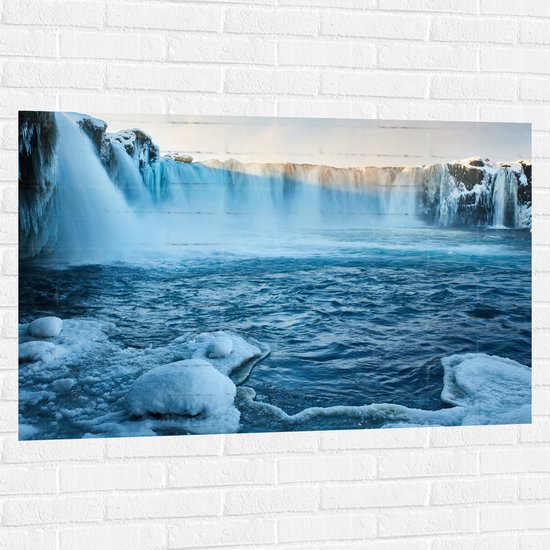WallClassics - Muursticker - Goðafoss Watervallen in IJsland - 120x80 cm Foto op Muursticker