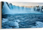 WallClassics - Hout - Goðafoss Watervallen in IJsland - 105x70 cm - 9 mm dik - Foto op Hout (Met Ophangsysteem)