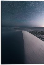 WallClassics - Dibond - Heldere Sterrenhemel boven Sneeuwbergen - 50x75 cm Foto op Aluminium (Met Ophangsysteem)