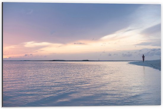 WallClassics - Dibond - Vrouw tijdens Strandwandeling tegen de Avond - 60x40 cm Foto op Aluminium (Met Ophangsysteem)