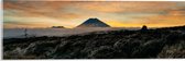 Acrylglas - Vulkaan in de Verte van Prachtitg Landschap - 60x20 cm Foto op Acrylglas (Wanddecoratie op Acrylaat)