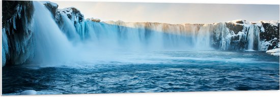 WallClassics - PVC Schuimplaat- Goðafoss Watervallen in IJsland - 150x50 cm Foto op PVC Schuimplaat