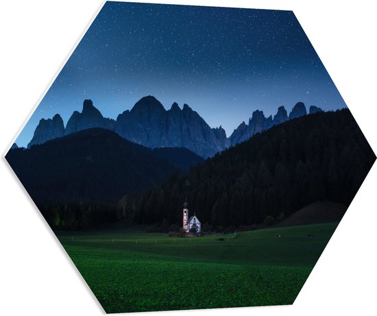 WallClassics - Plaque de Mousse PVC Hexagone - Chapelle Wit à l'Orée d'une Forêt avec des Rochers sous Ciel Etoilé - 70x60,9 cm Photo sur Hexagone (Avec Système d'accrochage)