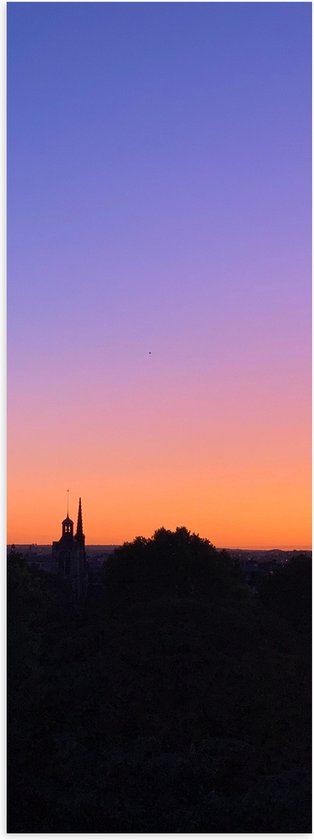 WallClassics - Poster (Mat) - Zonsondergang bij Dorpje achter Bomen - 20x60 cm Foto op Posterpapier met een Matte look