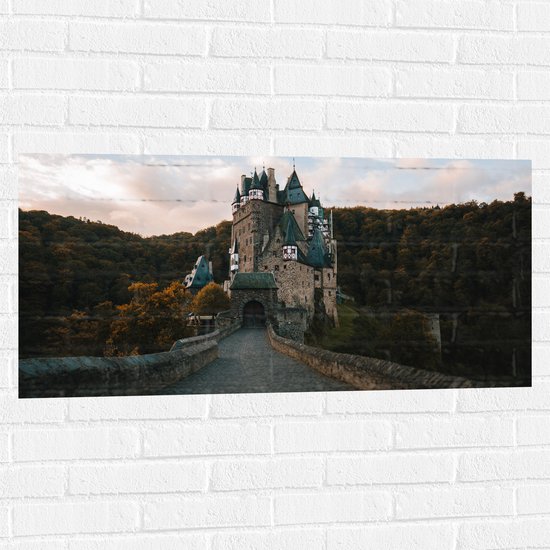 WallClassics - Muursticker - Burg Eltz Kasteel in Wierschem, Duitsland - 100x50 cm Foto op Muursticker