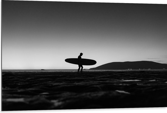 Dibond - Surfer op het Strand - Zwart/Wit - 105x70 cm Foto op Aluminium (Wanddecoratie van metaal)