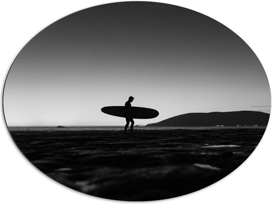 Dibond Ovaal - Surfer op het Strand - Zwart/Wit - 96x72 cm Foto op Ovaal (Met Ophangsysteem)