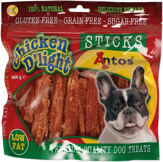 Rode verpakking Chicken D'light Sticks met kipreepjes en een Franse Bulldog.