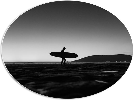 PVC Schuimplaat Ovaal - Surfer op het Strand - Zwart/Wit - 68x51 cm Foto op Ovaal (Met Ophangsysteem)