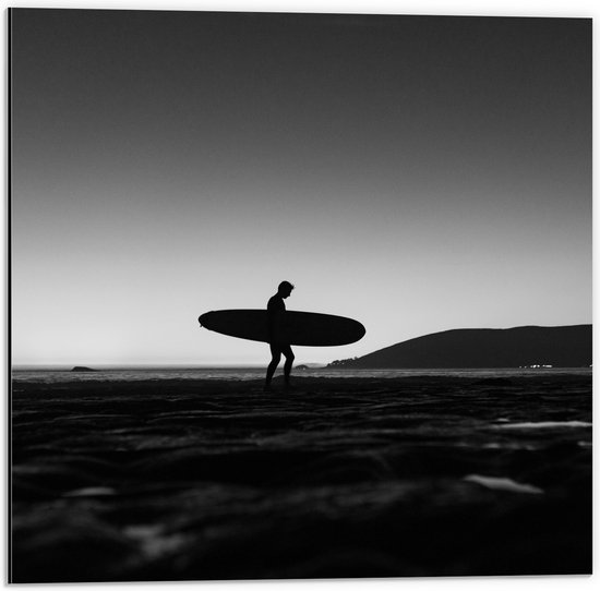 Dibond - Surfer op het Strand - Zwart/Wit - 50x50 cm Foto op Aluminium (Wanddecoratie van metaal)