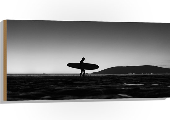 Hout - Surfer op het Strand - Zwart/Wit - 100x50 cm - 9 mm dik - Foto op Hout (Met Ophangsysteem)
