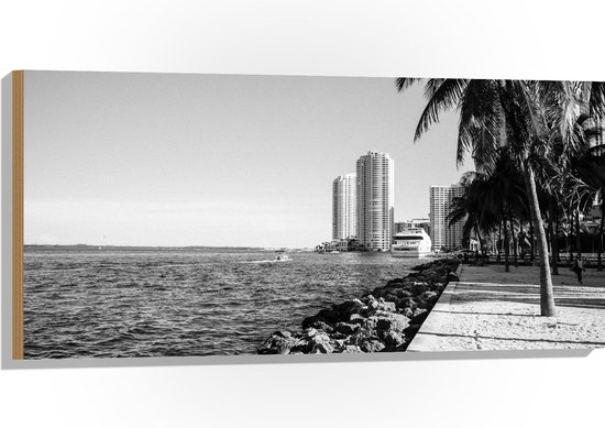 Hout - Palmbomen op het Strand met Uitzicht op Hoge Gebouwen Zwart/Wit - 100x50 cm - 9 mm dik - Foto op Hout (Met Ophangsysteem)