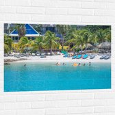 WallClassics - Muursticker - Toeristische Baai met Helder Water - 105x70 cm Foto op Muursticker