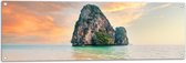Tuinposter – Grote Rots in Water van Phra nang Cave Beach - 120x40 cm Foto op Tuinposter (wanddecoratie voor buiten en binnen)