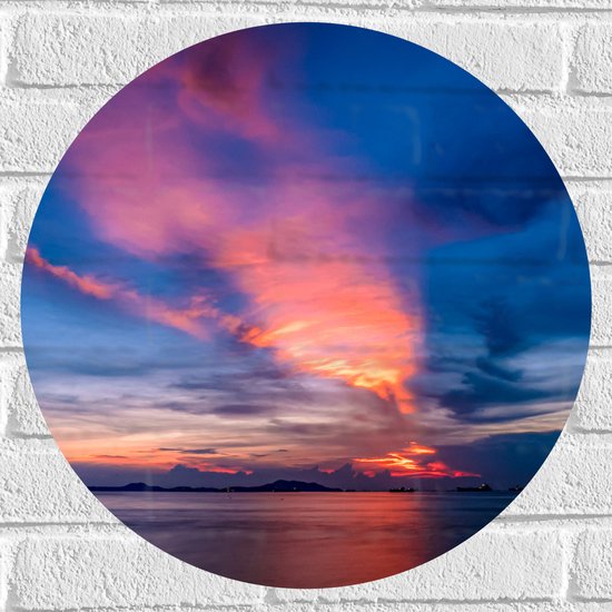 Muursticker Cirkel - Oranje met Donkerblauwe Lucht boven Zeewater - 50x50 cm Foto op Muursticker