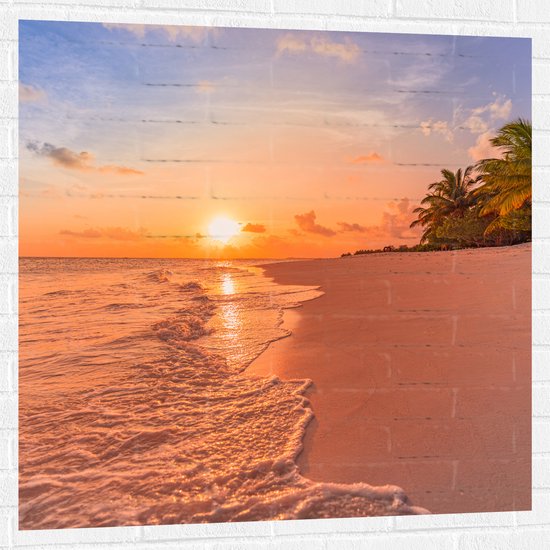 Muursticker - Kalme Golven aanstromend op Strand bij Zonsondergang - 100x100 cm Foto op Muursticker