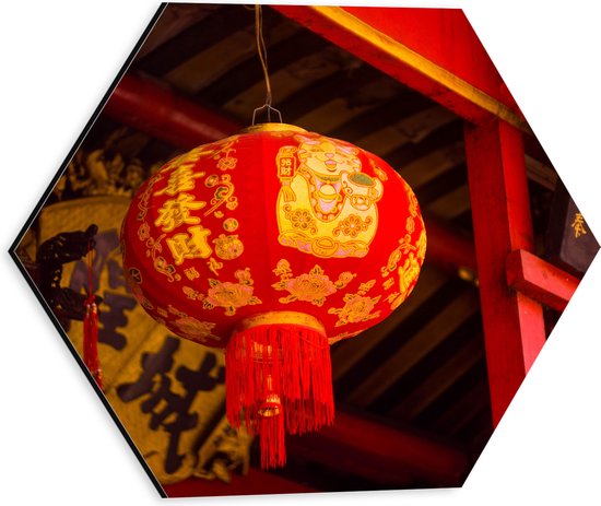 Dibond Hexagon - Rood/Gele Chinese Lampion hangend - 30x26.1 cm Foto op Hexagon (Met Ophangsysteem)