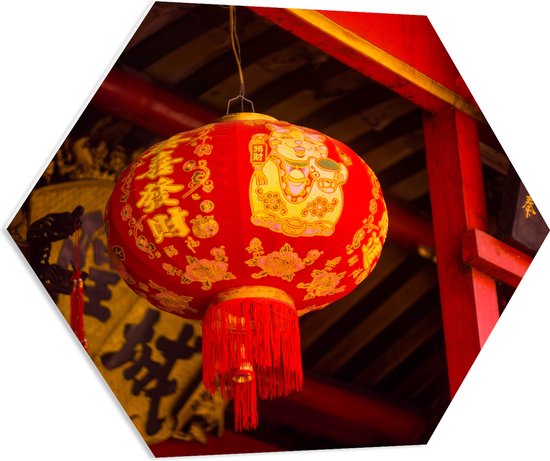 PVC Schuimplaat Hexagon - Rood/Gele Chinese Lampion hangend - 70x60.9 cm Foto op Hexagon (Met Ophangsysteem)
