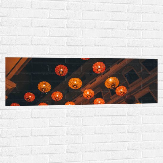 Muursticker - Verlichte Lampionnen in Dorps Straatje - 120x40 cm Foto op Muursticker
