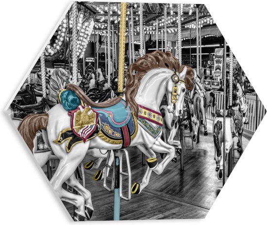 PVC Schuimplaat Hexagon - Sierlijk Paard in Carrousel - 30x26.1 cm Foto op Hexagon (Met Ophangsysteem)