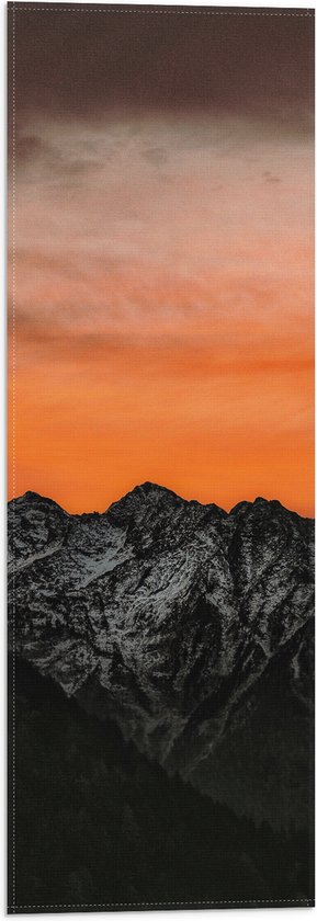 WallClassics - Vlag - Oranje Lucht achter Bergen - 20x60 cm Foto op Polyester Vlag
