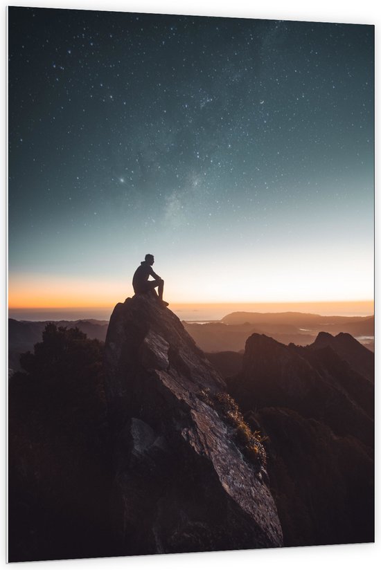 WallClassics - Plaque en Mousse PVC - Homme au Sommet d'une Montagne avec Coucher de Soleil - Photo 100x150 cm sur Plaque en Mousse PVC (Avec Système d'accrochage)