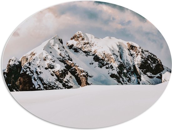 WallClassics - PVC Schuimplaat Ovaal - Grote Sneeuwberg - 108x81 cm Foto op Ovaal  (Met Ophangsysteem)