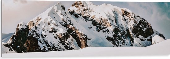 WallClassics - Dibond - Grote Sneeuwberg - 120x40 cm Foto op Aluminium (Wanddecoratie van metaal)