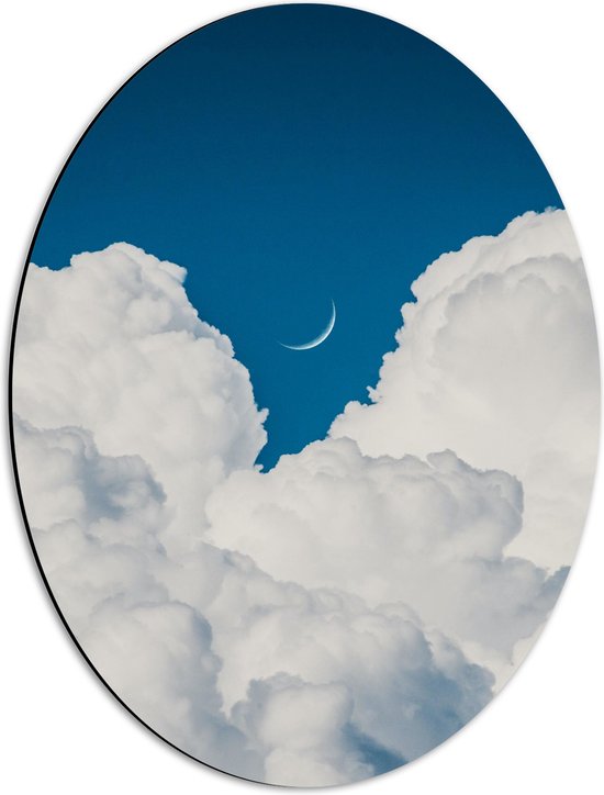 WallClassics - Dibond Ovaal - Smalle Maan bij Wolken Overdag - 42x56 cm Foto op Ovaal (Met Ophangsysteem)