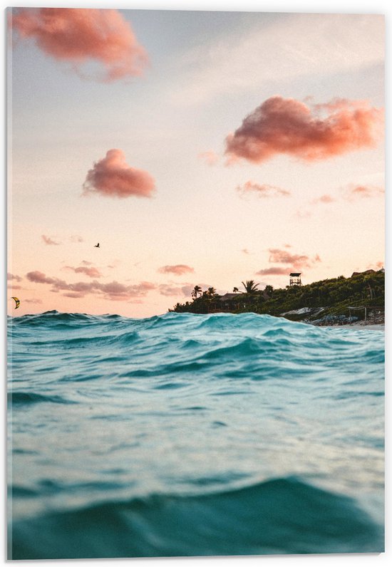 WallClassics - Acrylglas - wolkjes boven Zee op Vakantiebestemming - 40x60 cm Foto op Acrylglas (Met Ophangsysteem)