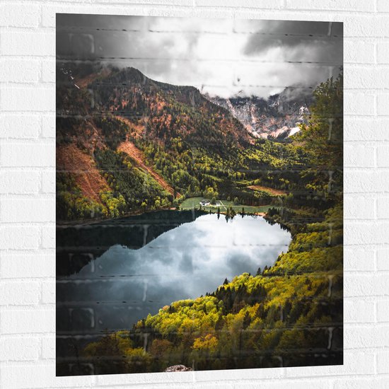 WallClassics - Muursticker - Donkere Wolken boven Rivier in Bosgebied - 75x100 cm Foto op Muursticker