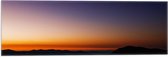 Vlag - Zon Verdwijnend Achter Heuvel - 60x20 cm Foto op Polyester Vlag