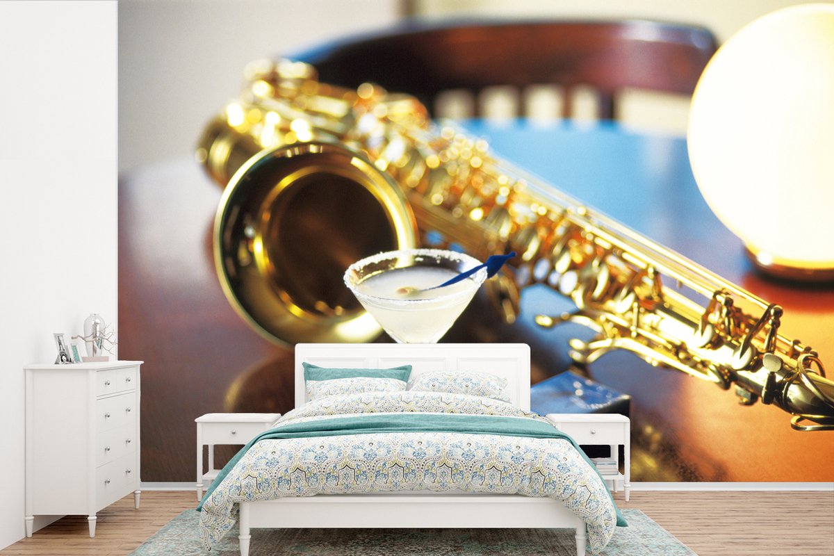 Behang - Fotobehang Saxofoon op tafel - Breedte 330 cm x hoogte 220 cm