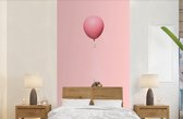 Behang - Fotobehang Teckel zweeft omhoog door een ballon - Breedte 120 cm x hoogte 240 cm