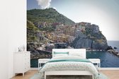 Behang - Fotobehang Strakke blauwe lucht boven Cinque Terre in Italië - Breedte 305 cm x hoogte 220 cm